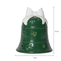 Zielony ceramiczny lampion w kształcie dzwonka z białą kokardą i dekoracyjnymi wycięciami w formie gwiazdek oraz śnieżynek. Na zdjęciu widoczne są także wymiary produktu: 16 cm wysokości i 13 cm szerokości.