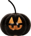 Czarna podświetlana dynia na Halloween z wyciętymi oczami i uśmiechem, pokazana z bliska na jasnym tle jako główny produkt.