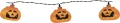 Łańcuch świetlny z lampkami w formie pomarańczowych dyń Halloween na czarnym przewodzie, pokazany na jasnym tle jako główny produkt.