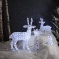 Dekoracje LED: biały renifer, królik i bałwanki na śnieżnej aranżacji, chłodne światło LED, zimowa scenografia w nastrojowym, przytulnym klimacie.