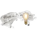 Biała girlanda ogrodowa z gniazdami E27 i żarówką LED A60 2,3W 2100K z serii Soft Glow. Żarówka emituje ciepłe światło.