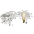 Biała girlanda ogrodowa z gniazdami E27 i żarówką LED A60 0,5W 2100K z serii Soft Glow. Żarówka emituje ciepłe światło.