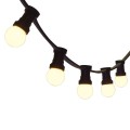 Zbliżenie na czarną girlandę ogrodową z pięcioma świecącymi żarówkami LED G45 1W o mlecznym kloszu i ciepłej barwie światła. Produkt widoczny na białym tle, ukazujący detal wykonania i równomierne oświetlenie.