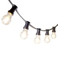 Girlanda ogrodowa z pięcioma świecącymi żarówkami LED A55 2,4W na czarnym przewodzie, zawieszona w łuku na białym tle. Emituje jasne, ciepłe światło, idealne do dekoracji tarasów i ogrodów.
