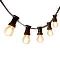 Girlanda ogrodowa z czarnym przewodem i żarówkami LED G45 1,5W 2100K z serii Soft Glow, zawieszona w łuku. Żarówki w przezroczystym szkle emitują dekoracyjne, ciepłe światło z widocznymI żarnikami.