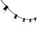 Girlanda ogrodowa z czarnym przewodem i żarówkami LED G45 1,4W 2700K z plastikowymi kloszami. Pięć żarówek świeci ciepłym światłem, zawieszonych w łuku na białym tle.