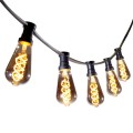 Girlanda ogrodowa z żarówkami LED ST64 2W 2100K z serii Decoled Smoke. Żarówki w przydymionym szkle emitują ciepłe światło, zawieszone są na czarnym kablu z czarnymi oprawkami – idealne do dekoracji zewnętrznych.