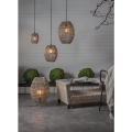 Zestaw kloszy z rattanu w różnych rozmiarach użytych jako lampy wiszące i stojące, zapewniających przytulne światło LED w aranżacji boho i skandynawskiej.