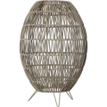 Rattanowa lampa podłogowa z ażurowym kloszem, przeznaczona do użytku zewnętrznego i wewnętrznego, kompatybilna z oprawką E27, emituje ciepłe, nastrojowe światło.