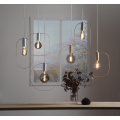 Lampa wisząca SHAPE z mosiężną oprawką E27 i dużą podłużną ramą o zaokrąglonych narożnikach.