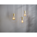 Dekoracyjna lampa SHAPE z widoczną żarówką umieszczoną wewnątrz złotej geometrycznej ramy.