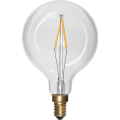 Żarówka LED E14 G45 z przezroczystym szkłem i filamentami w stanie wyłączonym na białym tle. Klasyczne dekoracyjne źródło światła do lamp i kinkietów.