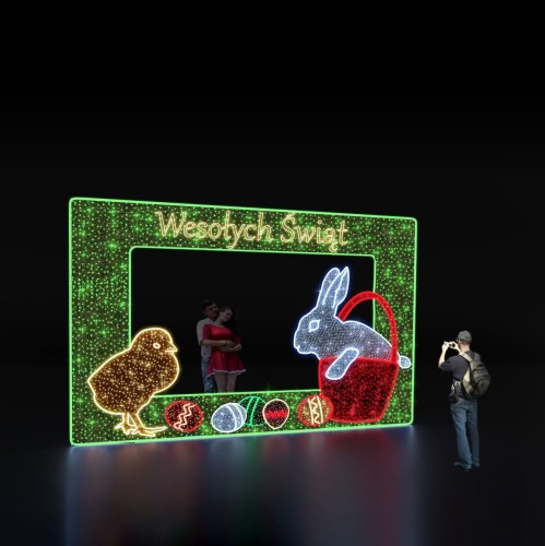 Iluminacja wielkanocna LED w formie dużej ramki fotograficznej z napisem „Wesołych Świąt”, zającem w koszyku, kurczakiem i kolorowymi pisankami, dekoracja miejska o wymiarach 250 × 430 cm.
