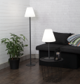 Lampa KRETA z białym rozświetlonym kloszem, prostą czarną metalową konstrukcją i płaską okrągłą podstawą.