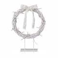 Biały wianek dekoracyjny LED na stojaku z ozdobną koronkową kokardą, oplatany ciepłymi światełkami, elegancka świąteczna ozdoba stołu lub komody.