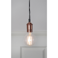 Lampa wisząca z miedzianą oprawą i żarówką LED E27 G95 filament na tle jasnej ściany.