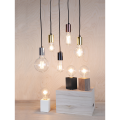 Aranżacja lamp wiszących i stołowych z żarówkami LED E27 G95 filament na tle jasnej sklejki.