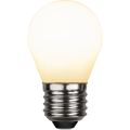 Żarówka LED E27 kulka mleczna ciepła biel, matowe szkło, klasyczny kształt globe, dekoracyjne źródło światła na białym tle.