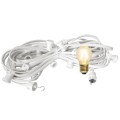 Biała girlanda ogrodowa z gniazdami E27 i żarówką LED G45 1,5W 2100K z serii Soft Glow. Żarówka emituje ciepłe światło.