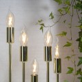 Żarówki LED świeczki E14 filament w kształcie płomienia w świeczniku, ciepłe światło tworzące przytulny klimat wnętrza.