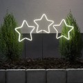 Zestaw trzech dekoracyjnych gwiazdek LED w formie ogrodowych palików. Ciepłe białe światło tworzy nastrojową iluminację wśród roślin, idealną do ozdoby ogrodu, tarasu lub wejścia zimą.