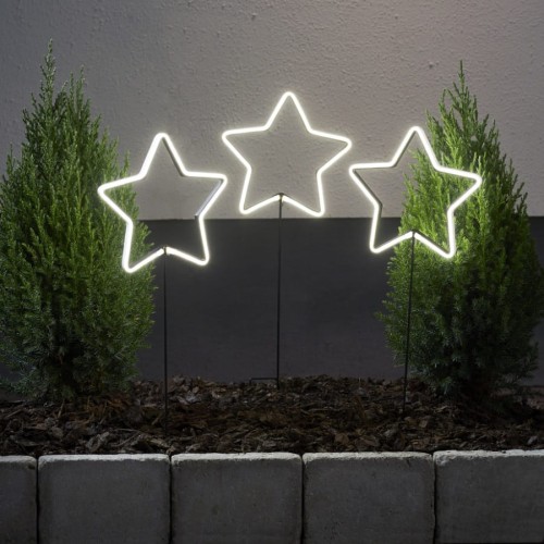 Zestaw trzech dekoracyjnych gwiazdek LED w formie ogrodowych palików. Ciepłe białe światło tworzy nastrojową iluminację wśród roślin, idealną do ozdoby ogrodu, tarasu lub wejścia zimą.