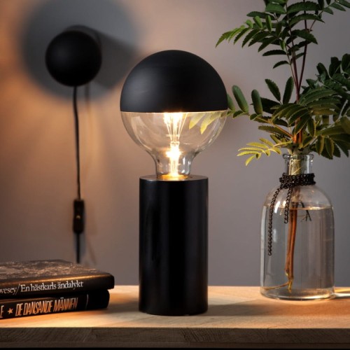 Czarna lampa stołowa TUB z wysoką cylindryczną drewnianą podstawą i dekoracyjną żarówką E27.
