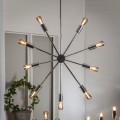 Chromowana lampa wisząca PIX o średnicy 50 cm, z dziesięcioma promieniście rozmieszczonymi ramionami i dekoracyjnymi żarówkami.