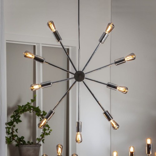 Chromowana lampa wisząca PIX o średnicy 50 cm, z dziesięcioma promieniście rozmieszczonymi ramionami i dekoracyjnymi żarówkami.