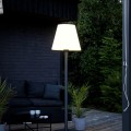 Wysoka lampa ogrodowa KRETA z czarną prostą podstawą i dużym jasnym kloszem o klasycznym kształcie.