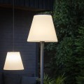 Stojąca lampa ogrodowa KRETA z białym stożkowym kloszem, czarną pionową nogą i okrągłą podstawą.