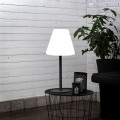 Lampa stołowa ogrodowa KRETA z białym kloszem w kształcie ściętego stożka, czarnym smukłym słupkiem i okrągłą podstawą.