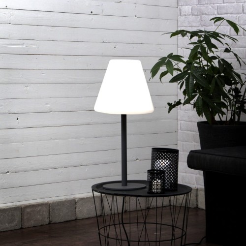 Lampa stołowa ogrodowa KRETA z białym kloszem w kształcie ściętego stożka, czarnym smukłym słupkiem i okrągłą podstawą.