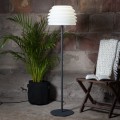 Lampa podłogowa LED z wysoką czarną podstawą i białym kloszem, przeznaczona do oświetlenia wnętrz i przestrzeni zewnętrznych.