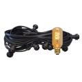 Czarna girlanda ogrodowa z gniazdami E27 i żarówką LED T45 2,8W 2200K z serii Decoled Amber. Żarówka o spiralnym żarniku i bursztynowym szkle emituje ciepłe światło.