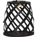 Czarny lampion solarny z dekoracyjnym geometrycznym wzorem i uchwytem do zawieszenia na białym tle.