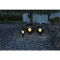 Lampa ogrodowa ORBY z dymionym kulistym kloszem osadzonym na krótkiej czarnej podstawie.