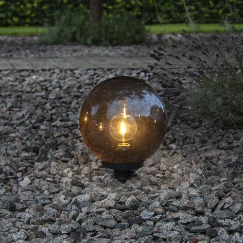 Lampa ogrodowa ORBY z kulistym dymionym kloszem, oprawką E27 i stopniem ochrony IP44.