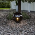 Lampa ogrodowa ORBY z kulistym kloszem w kolorze dymionym, przez który widoczna jest świecąca żarówka.