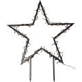 Gwiazda LED na metalowej ramie z małymi punktami świetlnymi, przeznaczona do wbicia w ziemię; białe tło, widoczne dwa metalowe pręty i przewód zasilający.