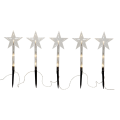 Świąteczna aranżacja z pięcioma dekoracjami LED w kształcie gwiazd na palikach z widocznym przewodem zasilającym prezentowanymi na białym tle delikatne światło podkreśla formę dekoracji.