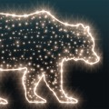 Detal iluminacji świątecznej Niedźwiedź 2D – gładka konstrukcja lakierowana, białe światło LED, efekt migotania.