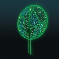 Iluminacja LED Zielone Drzewo 2D o wysokości 1,9 m – geometryczna forma w zielonym kolorze z niebieskimi punktami świetlnymi, dekoracja świąteczna na metalowej podstawie.