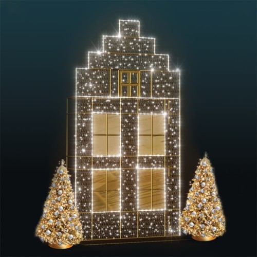 Świetlny Domek 2D LED o wysokości 4,5 m i szerokości 2,3 m, ozdobiony 1760 punktami LED i złotymi akcentami. Elegancka dekoracja miejska w świątecznym klimacie.