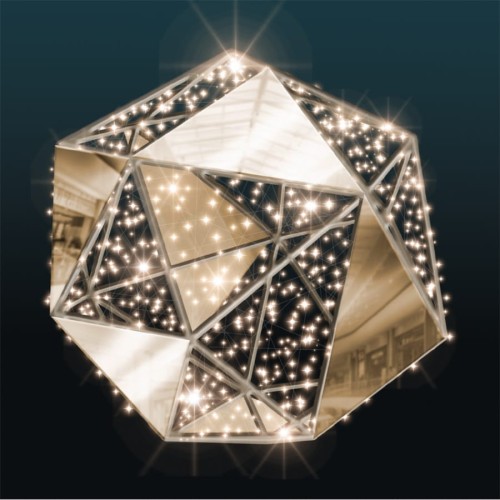 Świetlna kula 3D o średnicy 60 cm z 240 punktami LED, z lustrzanym wykończeniem i refleksami światła.