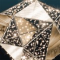Detal dekoracji Kula 3D – trójkątne panele z migoczącymi diodami LED w metalicznej oprawie.