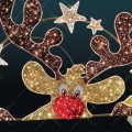 Zbliżenie na iluminację Renifer z Gwiazdkami 2D – detale renifera o wysokości 290 cm, złota powierzchnia, czerwony nos i brązowe poroże udekorowane świetlnymi gwiazdami, ponad 1900 punktów LED tworzących efekt skrzącego blasku.
