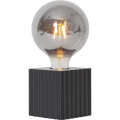 Lampa BOX z czarną ryflowaną podstawą i dekoracyjną żarówką z dymionego szkła oraz widocznym spiralnym filamentem.