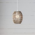 Lampa wisząca z abażurem z plecionki i żarówką LED E27 w środku, naturalny styl wnętrza, jasna ściana drewniana w tle.
