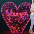 Zbliżenie na serce LED z neonowym napisem „Love you”, wypełnione dekoracyjnymi bombkami w kolorach różu, fioletu i bordo, widoczne detale oświetlenia i efekt głębi świetlnej.